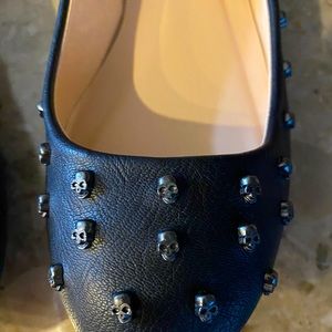 Adorable “Qupid” Black skull embellished flats.